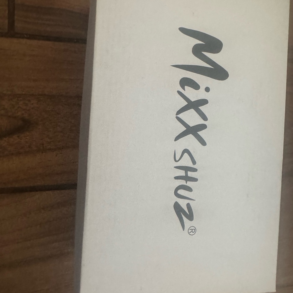 Mixx Shuz Elegant White Box